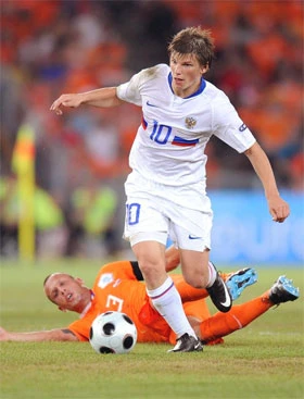 Arshavin luôn dễ dàng vượt qua các hậu vệ Hà Lan - Ảnh: Getty. Arshavin luôn dễ dàng vượt qua các hậu vệ Hà Lan - Ảnh: Getty.