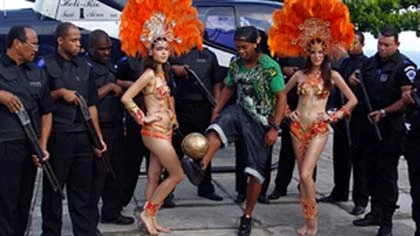 Ronaldinho thiết kế thời trang ảnh 1 Ronaldinho thiết kế thời trang ảnh 1