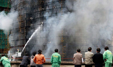 Chung cư Thượng Hải cháy vì thợ hàn ảnh 1