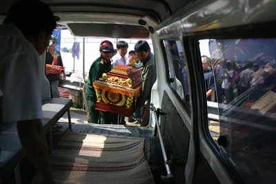 Tường thuật trực tiếp: Trục vớt chiếc xe khách bị lũ cuốn trôi - Phần 2 ảnh 24