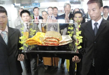 Rước áo cà sa của Đức Phật tổ Thích Ca Mâu Ni về VN ảnh 1