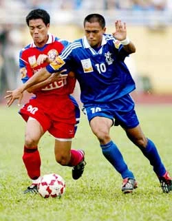 Như Thuần (trái) khi còn khoác áo Thể Công bắt chết tiền đạo Pipat của Thái Lan. Ảnh: QUANG MINH