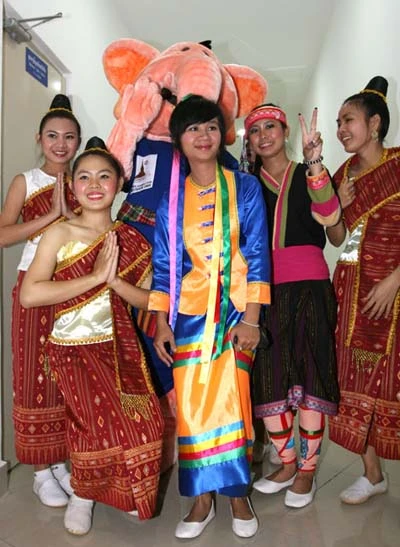 Khai mạc SEA Games 25 nhìn từ... phía "đằng sau" ảnh 5