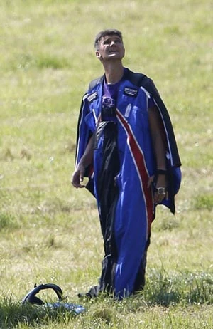 Nhảy từ độ cao 730m không cần dù ảnh 1