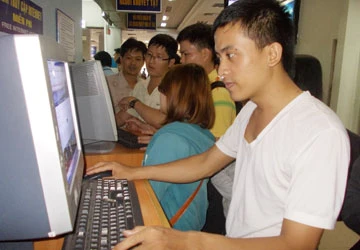 Nhộn nhịp “cò” vé tàu tết ảnh 1