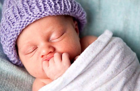 Quấn khăn cho trẻ sơ sinh đúng cách ảnh 1