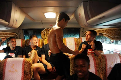 CĐV Việt Nam nổi tiếng vì chạy 5km theo xe Arsenal ảnh 2