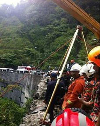 Bị phạt, lao xe buýt vào người đi đường ảnh 2