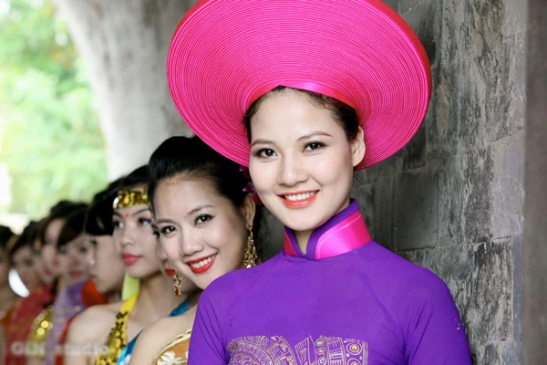 Trần Thị Quỳnh diện áo dài quảng bá Việt Nam ảnh 4