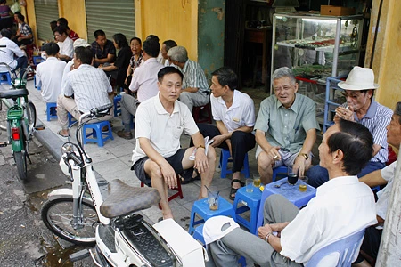 “Cà phê các cụ” trên hè phố cổ ảnh 1 “Cà phê các cụ” trên hè phố cổ ảnh 1