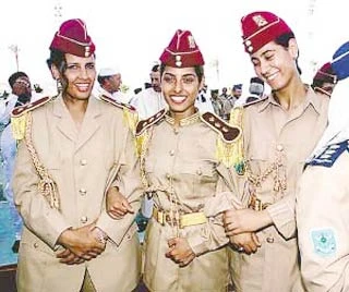 Đội vệ sỹ nữ bảo vệ các yếu nhân