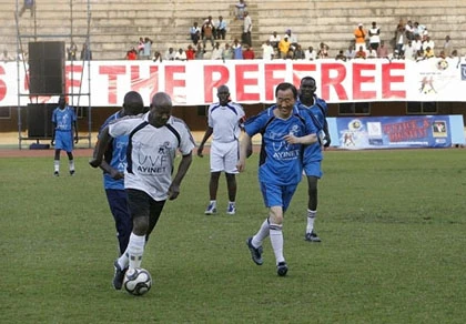 Tổng thư ký LHQ gãy tay khi đá bóng ảnh 1