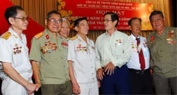 Các cựu sĩ quan và chiến sĩ biệt động Sài Gòn - Gia Định tay bắt mặt mừng trong ngày họp mặt.