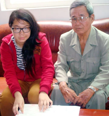 Mẹ không đưa hộ khẩu để con làm CMND ảnh 1