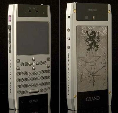 Cạnh trái của máy ghi thời điểm phóng con tàu Pioneer 10 và cạnh trái là số hiệu của phiên bản.