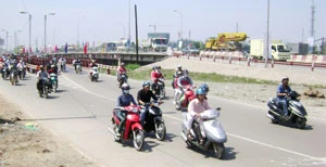 Cầu Rạch Chiếc cũ và cầu tạm (bên trái).