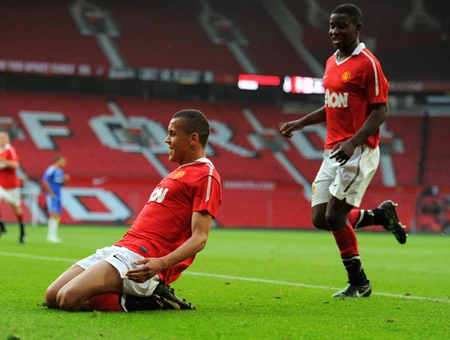 Vì sao MU “tống cổ” tài năng trẻ Ravel Morrison? ảnh 2