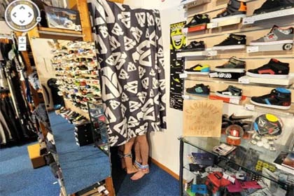 Google Street View "lộ" cặp đôi ở phòng thử đồ ảnh 1