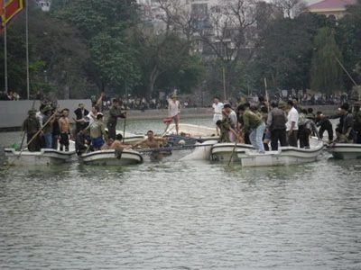 Trực tiếp quây bắt Rùa hồ Gươm: Cụ đã vào "lồng" ảnh 8 Trực tiếp quây bắt Rùa hồ Gươm: Cụ đã vào "lồng" ảnh 8