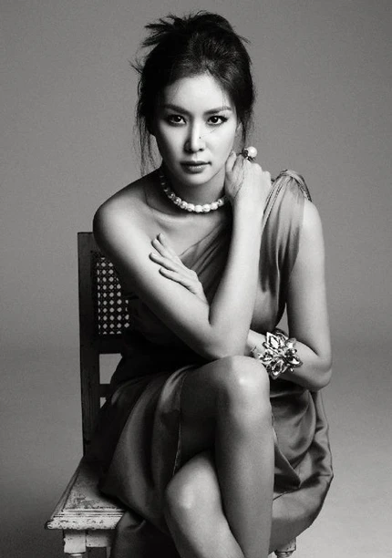 Vợ tương lai của Jang Dong Gun ấn tượng với đen và trắng ảnh 1