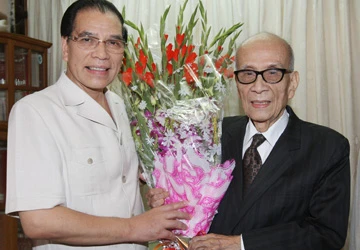 Tổng Bí thư Nông Đức Mạnh mừng thọ Giáo sư Vũ Khiêu ảnh 1