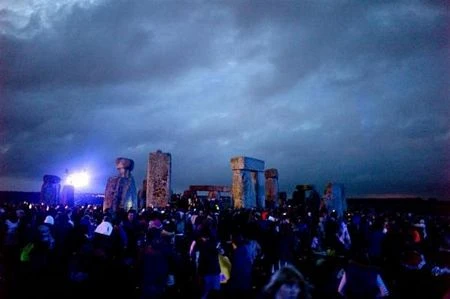 Đón bình minh ngày dài nhất trong năm tại Stonehenge ảnh 2