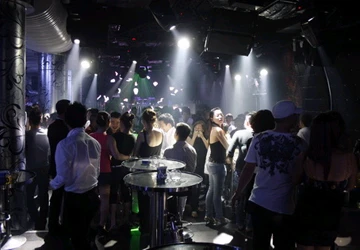 “Đốt tiền” ở vũ trường ảnh 1