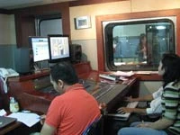 Đạo diễn lồng tiếng theo dõi diễn viên lồng tiếng để điều chỉnh.