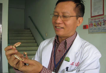 Cẩn thận với móc chấu hàm răng giả ảnh 1