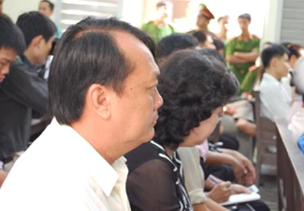 Trực tiếp phiên xử vụ án nhà báo Hoàng Hùng- phần 1: Bà Liễu bị chồng đánh trước khi đốt chồng? ảnh 8 Trực tiếp phiên xử vụ án nhà báo Hoàng Hùng- phần 1: Bà Liễu bị chồng đánh trước khi đốt chồng? ảnh 8