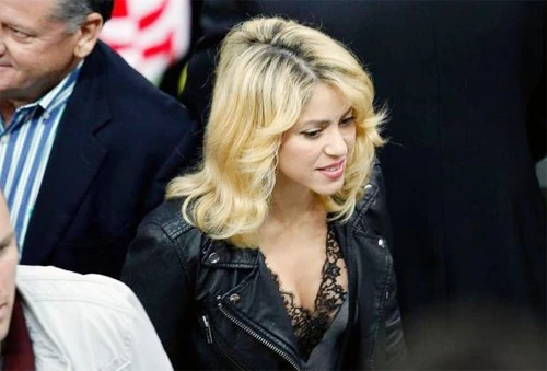 Những khe ngực đẹp hút hồn ở Euro ảnh 12