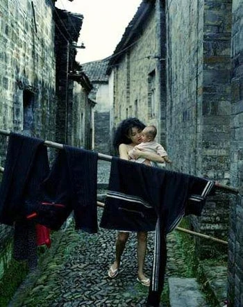 Trương Mạn Ngọc nude nửa người bế một em bé. Ảnh: 163.