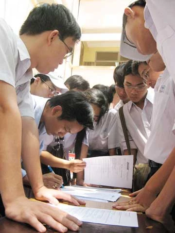 Nhiều thí sinh là học sinh giỏi đăng ký xét tuyển thẳng vào ĐH FPT năm 2008. Ảnh: XC
