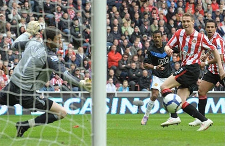 Vượt Sunderland, MU tiếp tục bám sát Chelsea ảnh 2