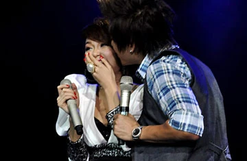 Minh Hằng bối rối khi Tuấn Hưng hôn ảnh 5 Minh Hằng bối rối khi Tuấn Hưng hôn ảnh 5