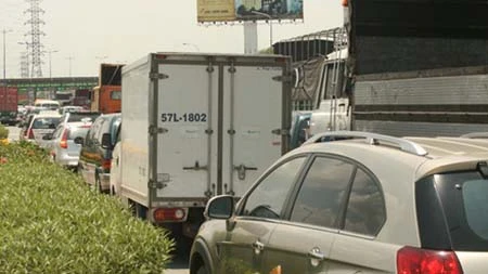 Kẹt xe "cứng ngắc" hơn 5km trên xa lộ Hà Nội ảnh 1