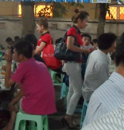 Thâm nhập thế giới "chân dài" tiếp thị bia ảnh 2