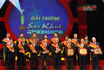 Đại diện các DN nhận giải. (Ảnh: Trần Hải)