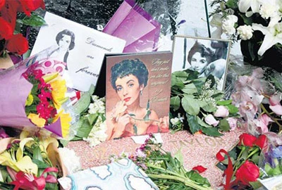 Bắt đầu cuộc chiến về những cuốn sách liên quan đến Elizabeth Taylor ảnh 2