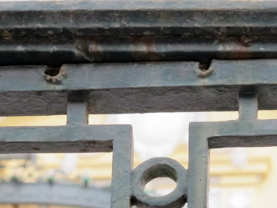 Cận cảnh hàng trăm vết đạn ghim vào hàng rào sắt ảnh 10