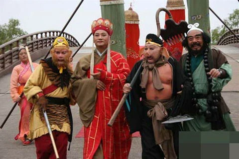 Các diễn viên tại phim trường Hoành Điếm. Ảnh: Tom.