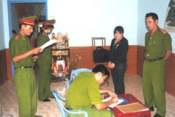 Bắt giữ cô gái đánh bạc thua hơn 8 tỷ đồng ảnh 1