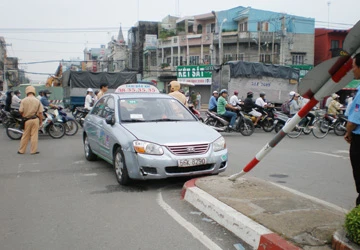 Taxi vượt đèn đỏ khiến ba người đi cấp cứu ảnh 1