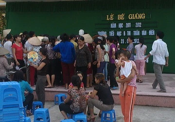 Hà Nội: Sợ hết chỉ tiêu vào lớp 1, hơn trăm phụ huynh “quây” hiệu trưởng ảnh 3