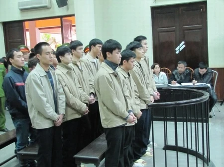 Hơn trăm năm tù cho nhóm côn đồ giết người ảnh 1