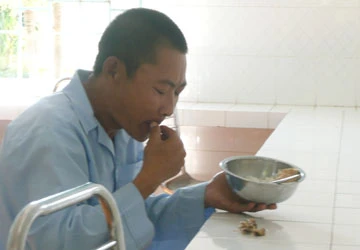 Người tâm thần “bị bỏ rơi” ảnh 1