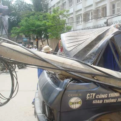 Cột đèn gãy đè bẹp ôtô ảnh 1