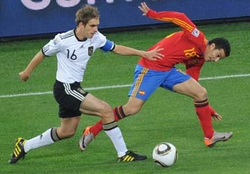 Chiếc băng thủ quân của đội tuyển Đức: Ballack hay Lahm ảnh 1