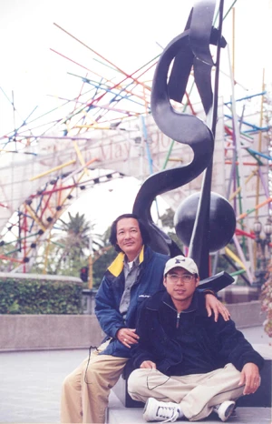 Đạo diễn Huỳnh Phúc Điền (phải) và nhà báo Lê Nhược Thủy trong chuyến đi khảo sát để thực hiện “Duyên dáng Việt Nam” ở Úc. (Ảnh tư liệu).