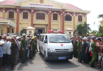 Cụ bà tự thiêu trước tòa án ảnh 3